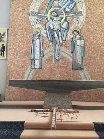 Kreuz am Altar